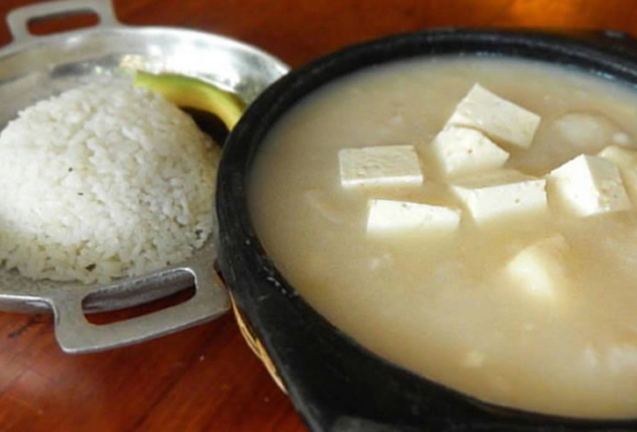 Fifth slide: image d'une soupe de fromage et manioc nommé Mote de queso
